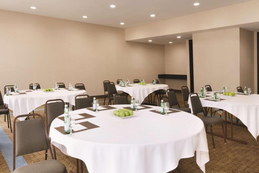 Radisson Hotel Fresno Conference Center Image 6